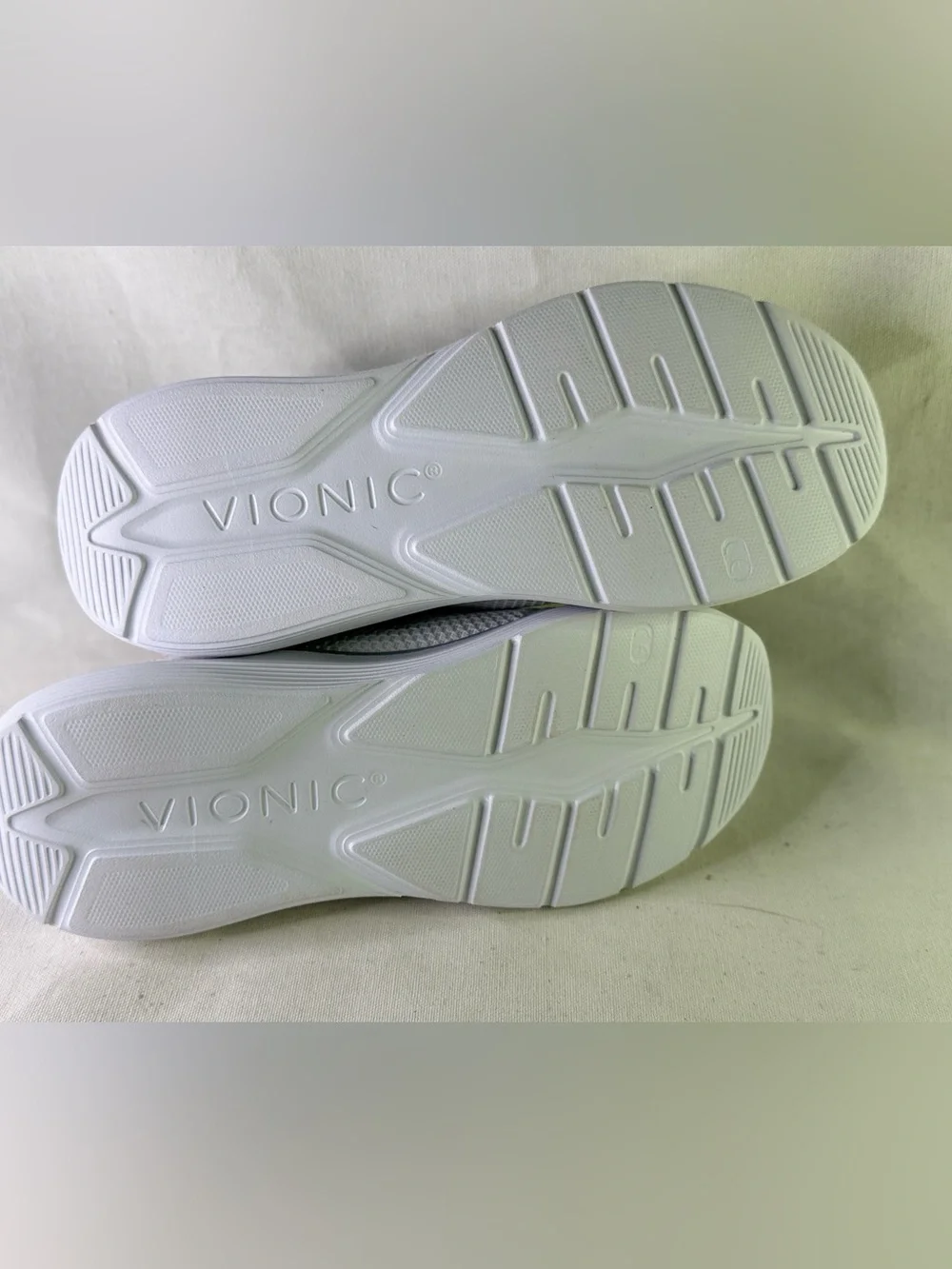 Vionic Lightweight Knit Sneaker in Light Gray W9.5 New